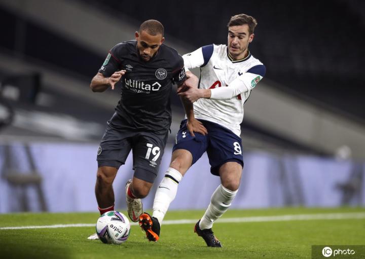 瓦伦西亚深陷危机,保级路漫漫的简单介绍 瓦伦西亚深陷危机,保级路漫漫的简单介绍