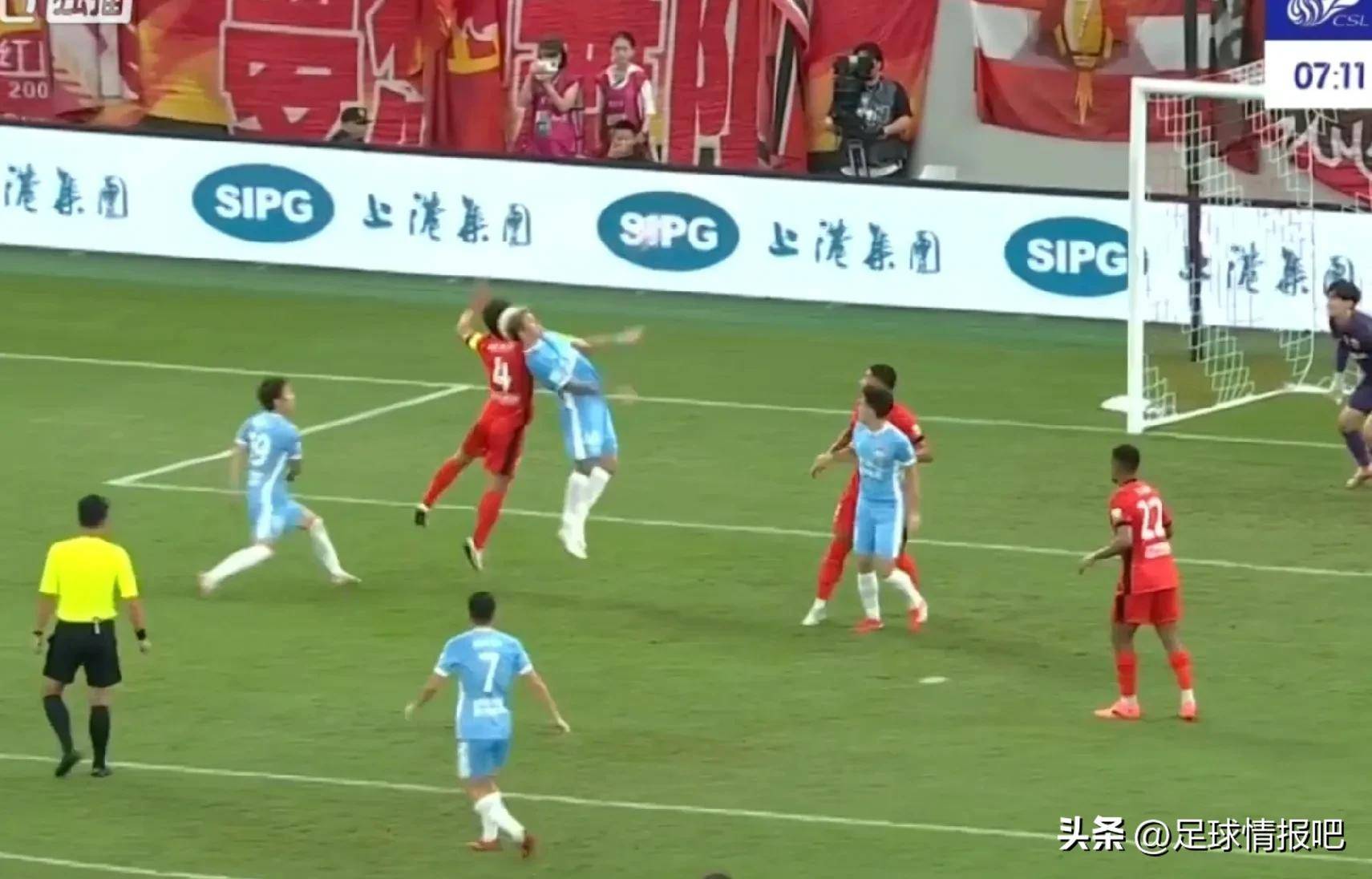 比赛中出现犯规事件,裁判执法失误成焦点 比赛中出现犯规事件,裁判执法失误成焦点