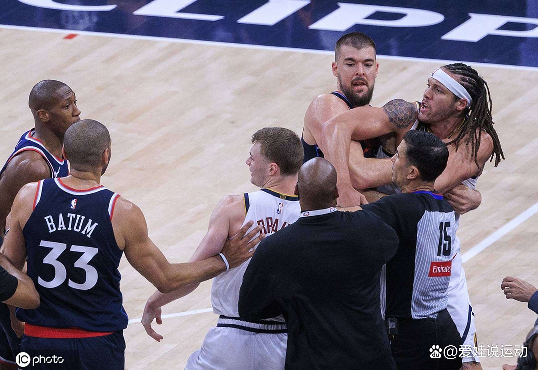 开云-快船队长与主教练产生矛盾引起球队内部纷争