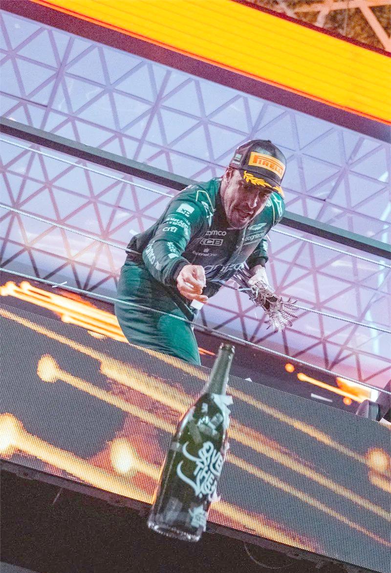 开云体育官网-关于阿斯顿马丁绝杀红牛车队，阿隆索带队取胜的信息