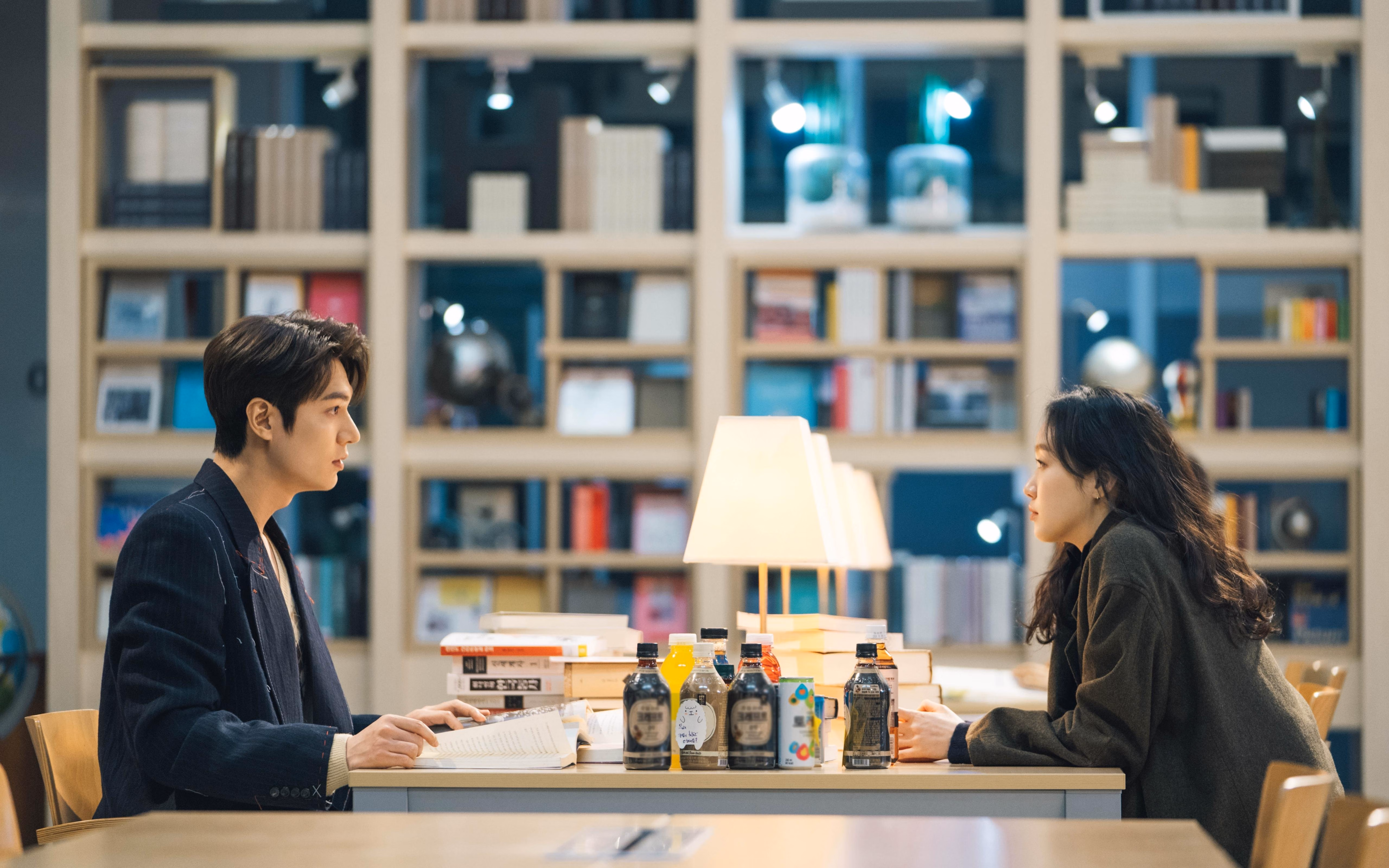 蓝色子弹与中场魔术师,当足球成为战争的解药